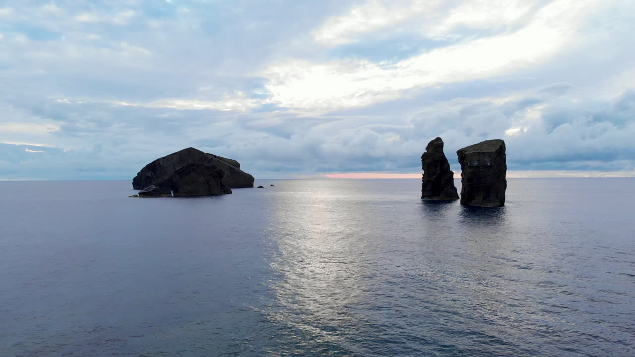 Vuelo lateral sobre el impresionante paisaje del océano y las rocas en las Azores.