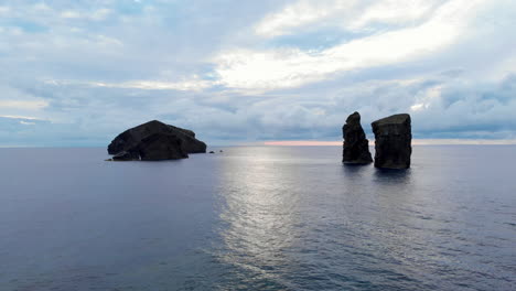 在阿佐爾群島 (azores) 的海洋和岩石上空,