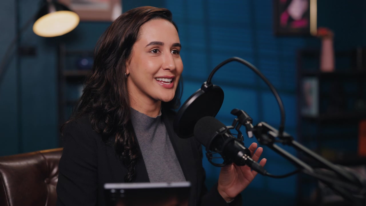 Donna professionista che registra un podcast in uno studio
