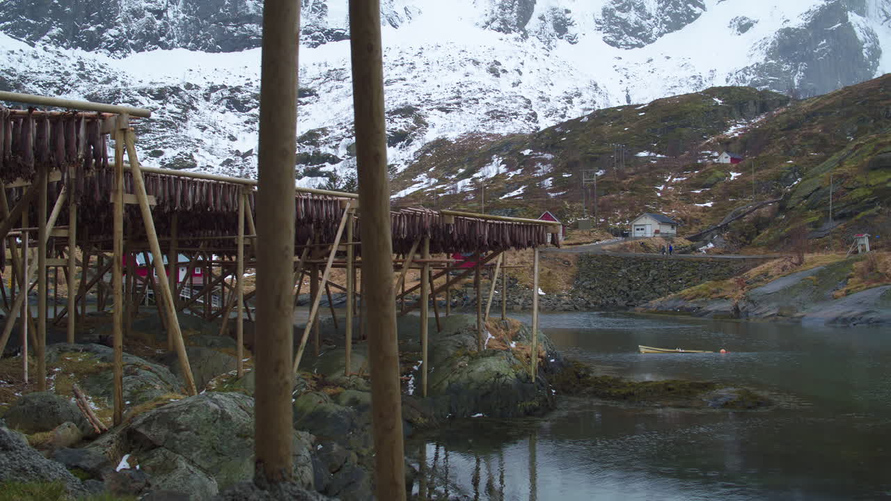 toma de seguimiento cinematográfica de rejillas de pescado seco
