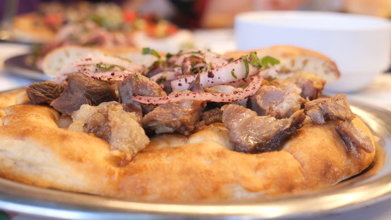 delicioso pide turco con cordero