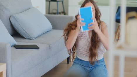 Mujer-Pensativa-Con-Exceso-De-Trabajo-Cerrando-El-Libro