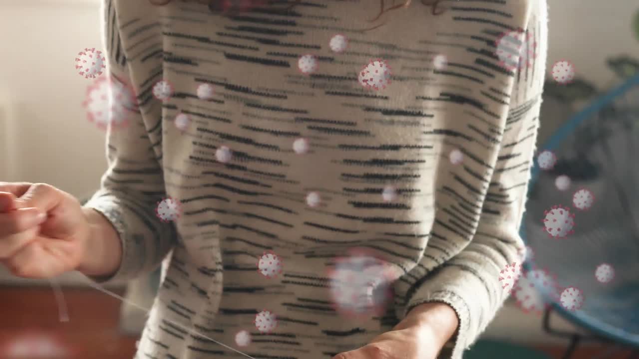 코로나 19 세포의 애니메이션이 마스크를  ⁇ 는 사람 위에