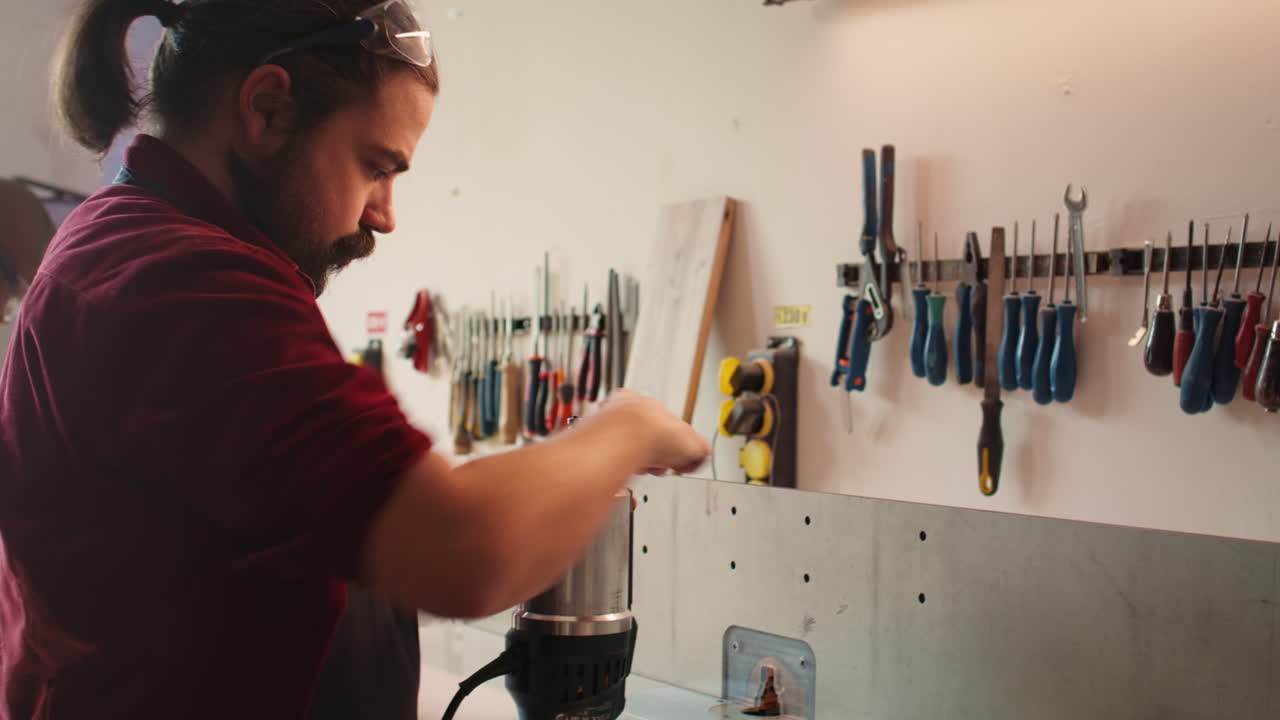 mecánico en un taller de carpintería cambiando la parte del rotor en el moldeador de huso
