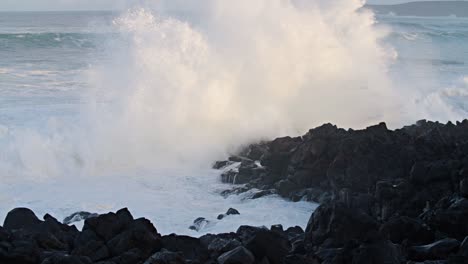 Grandes-Olas-Ruedan-Por-La-Costa-Pedregosa-De-Hawaii-En-Cámara-Lenta-1