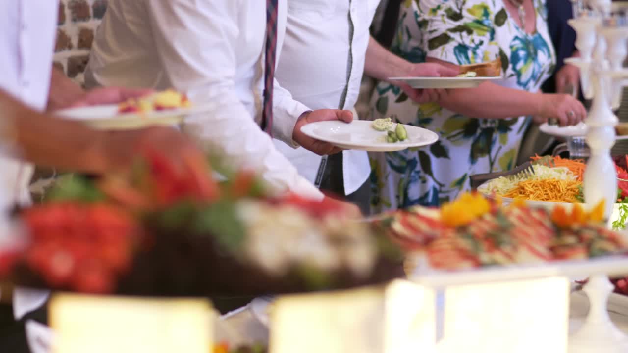 personas de catering de grupo comida buffet en interiores en restaurante de lujo con carne frutas y verduras de colores.