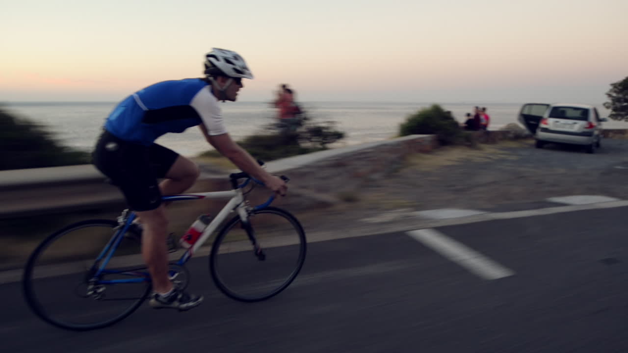 hombre saludable en bicicleta de carretera en bicicleta al aire libre fitness steadicam shot