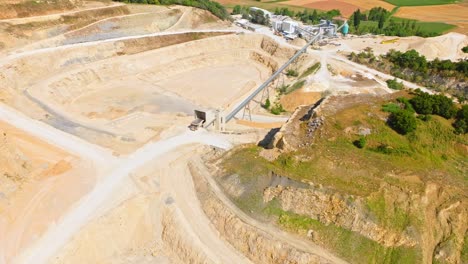 cantera de piedra caliza y sus alrededores pintorescos - fotografía aérea