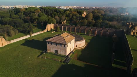 Plano-Cinematográfico-De-Establecimiento-Del-Mausoleo-De-Majencio,-Vía-Appia,-Roma,-Italia