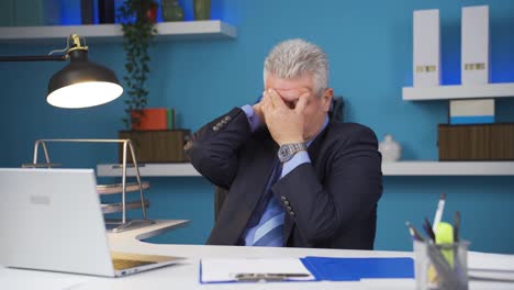 hombre de negocios que sufre de migraña.