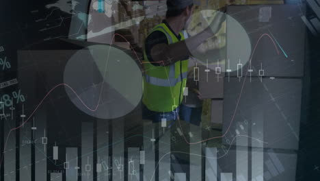 procesamiento de datos estadísticos contra el repartidor caucásico apilando cajas del almacén en su furgoneta