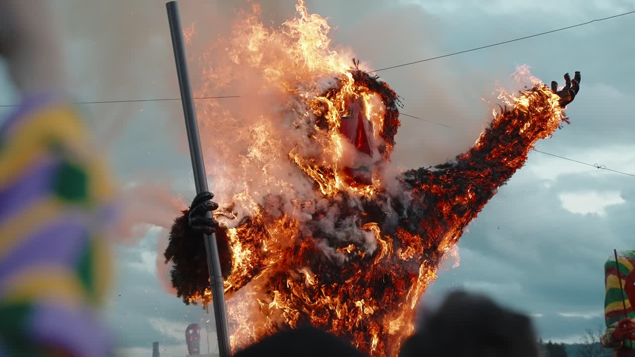 불꽃의 형상은 포덴스의 카니발에서 상승합니다.