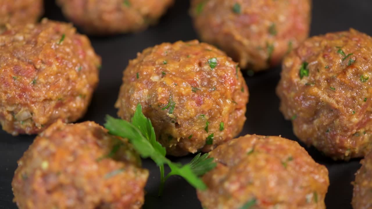 receta para las albóndigas antes de cocinarlas en la mesa giratoria