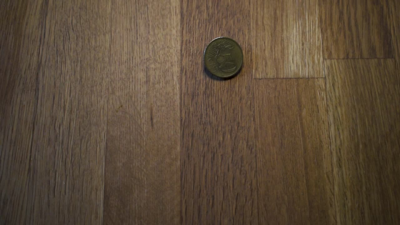 moneda giratoria sobre una mesa de madera-7
