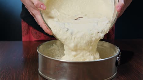 cocinero colocando la masa de queso en una sartén
