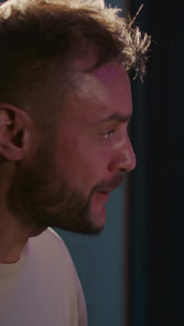 niño y maestro barbudo se unen en la canción en el estudio musical. instructor hábil muestra sonidos con los dedos a la alegre niña refinando la destreza vocal