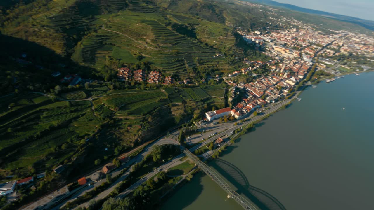 Ripresa FPV pianificata dal fiume Danubio ai vigneti, villaggio di Durnstein nella valle della Wachau, Austria