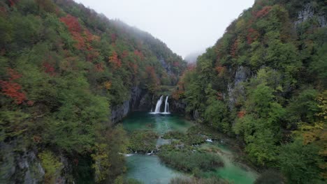 Antena-A-Través-Del-Valle-De-Plitvice-De-Cuento-De-Hadas-Durante-La-Mañana-Nublada,-Croacia