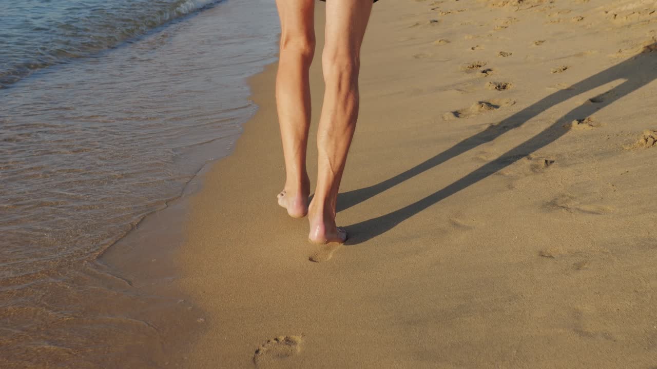 Persona che cammina sulla spiaggia