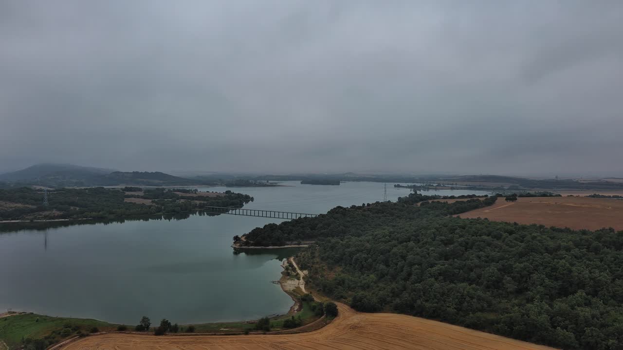 nanclares de gamboa, 호수 위의 다리, 바스크 국가, 스페인, 공중 촬영의 구름이 가득한 모습