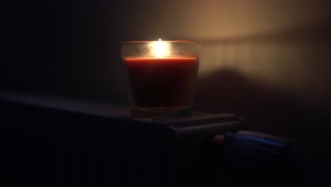 vela cerca del radiador, crisis energética