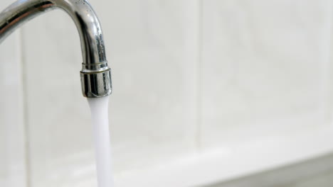 del grifo de agua corriente en el fregadero de la cocina