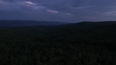 Un-Hermoso-Lapso-Aéreo-Nocturno-De-Las-Antiguas-Montañas-Apalaches-Encantadas-Durante-El-Verano