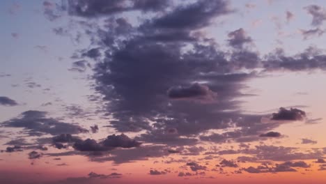 Cielo-Colorido,-Nubes-Y-Mar-Al-Atardecer.