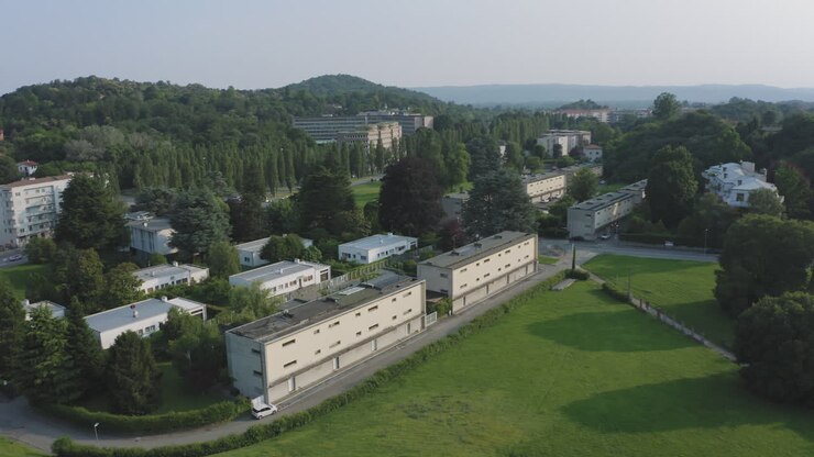 Tomada de drone em órbita sobre a fábrica da Olivetti em Ivrea