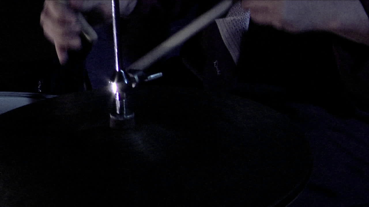 Un batterista suona in primo piano.