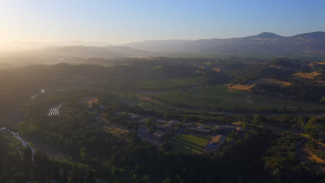 Viñedo-De-Campo-Aislado-Y-Aéreo-En-Un-Valle-De-Montaña-Durante-La-Hora-Dorada-En-Healdsburg,-California