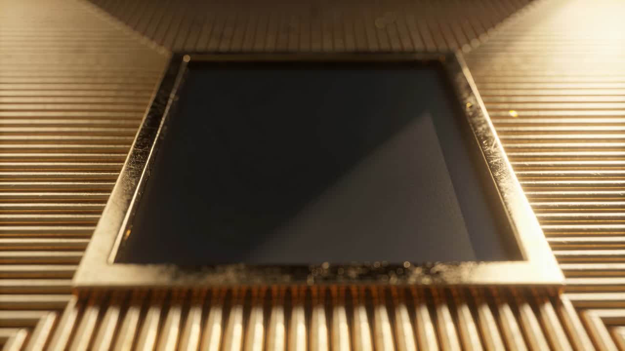 Chip sensore che riflette una scansione di luce diagonale, rivelando contatti dorati e graffi per l'ispezione tecnica