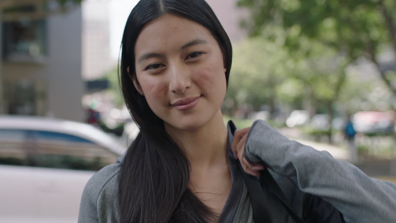 사랑스러운 젊은 아름다운 아시아 여성의 초상화 도시 도보에서 미소 짓고 즐겁게보고