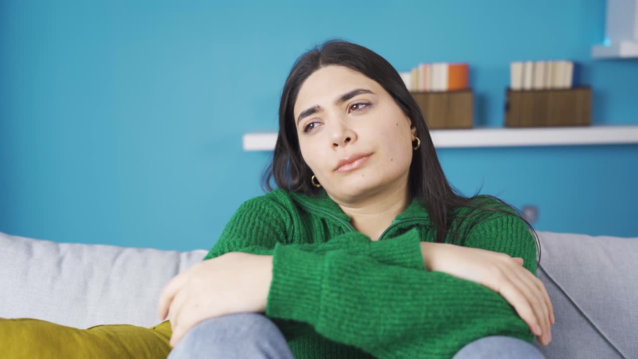 mujer joven deprimida y estresada en casa.