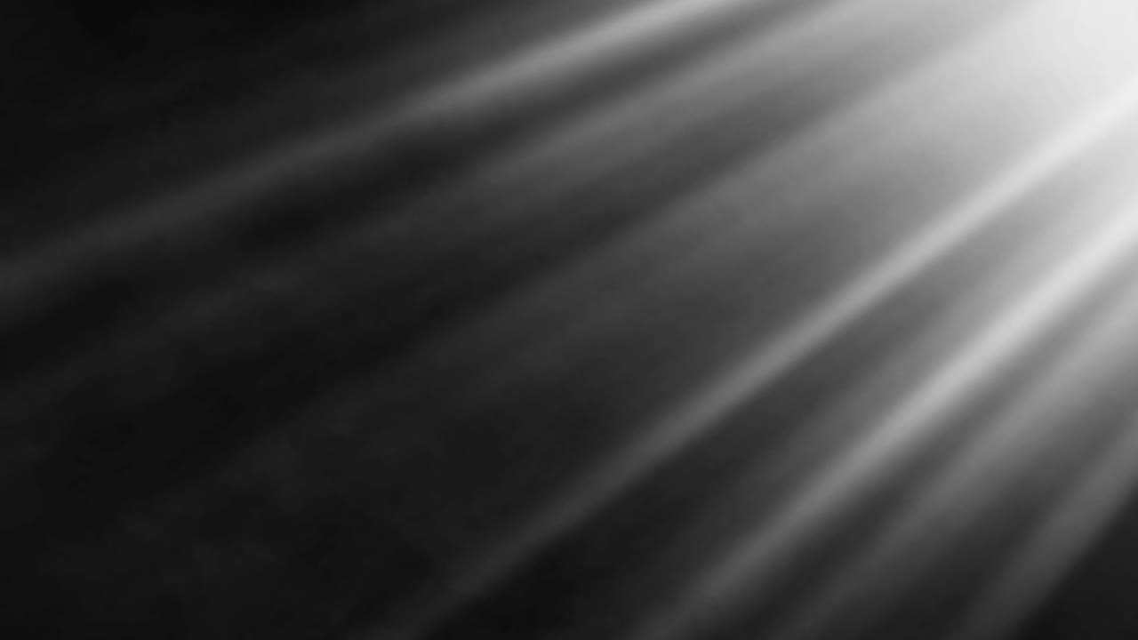 светлые лучи и дым на черном фоне - жидкая, кинематографическая атмосфера - волнистый туман и сияющие солнечные лучи: спокойная и мечтательная сцена