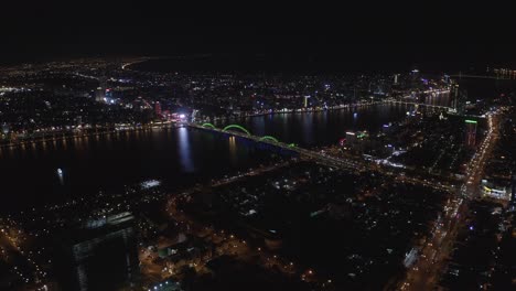 Antena-Sobre-El-Horizonte-Urbano-Moderno-En-Vietnam-Por-La-Noche