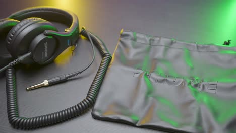 auriculares y bolsa de transporte