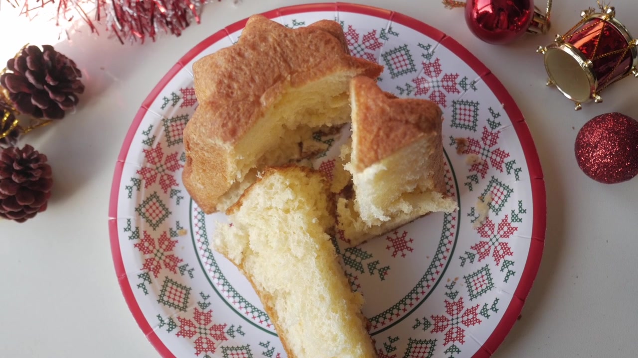 Şenlikli bir tabakta Panettone dilimleri, Noel temalı stok görüntüler için mükemmel.