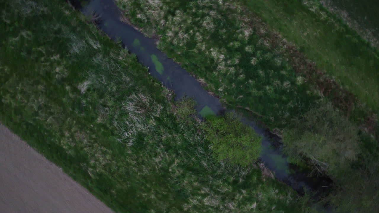 개울 위를 선회하는 비행