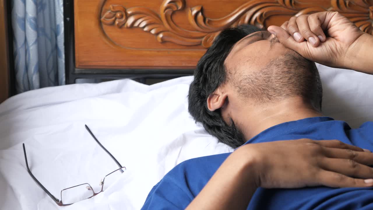 침대에서 자고있는 남자