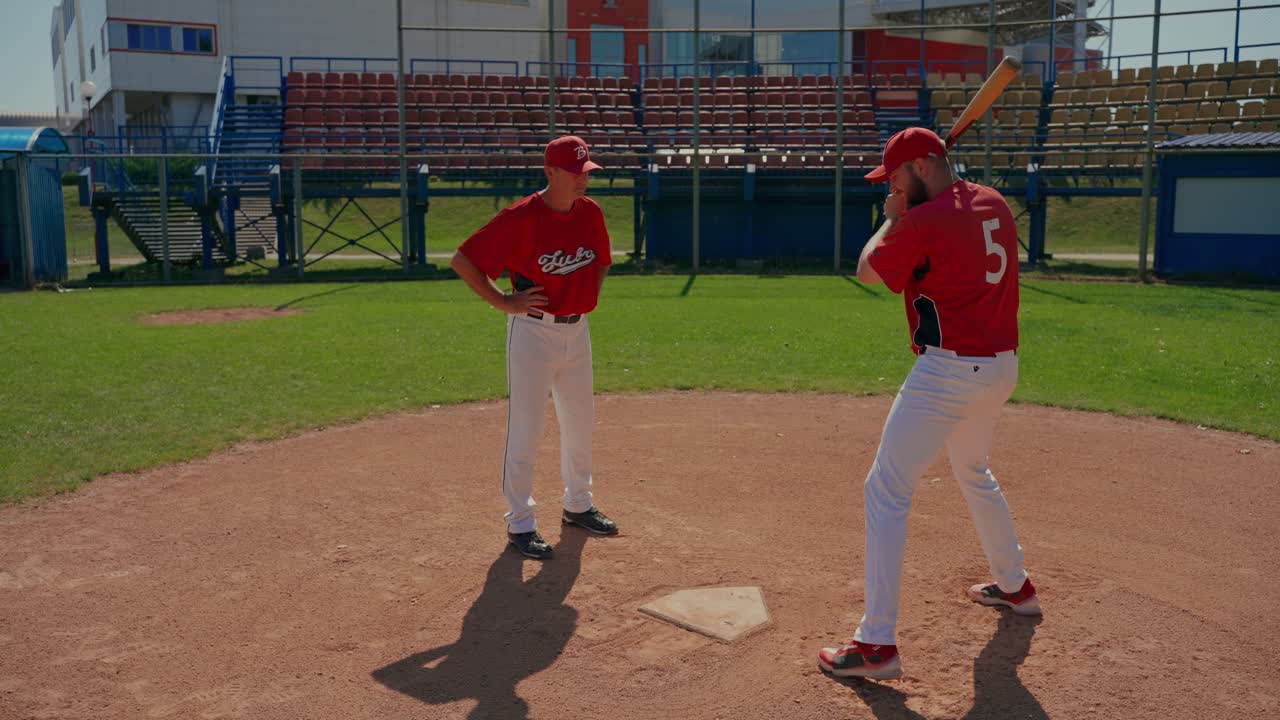 Allenamento di una squadra di baseball sul campo