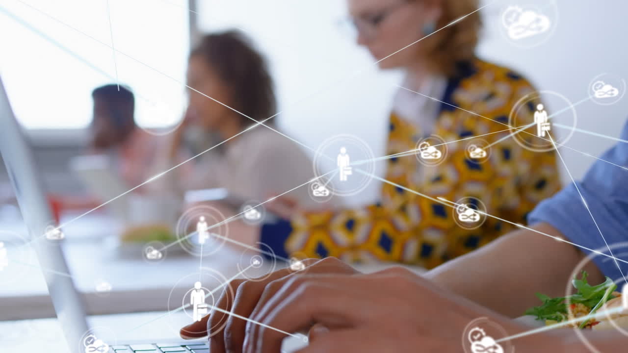 animación de la red de conexiones entre diversas personas de negocios en la oficina