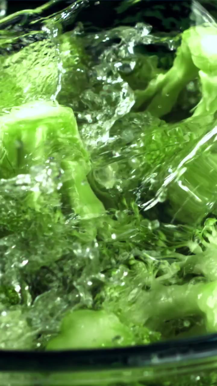 Cimette di broccoli freschi lavate con acqua.