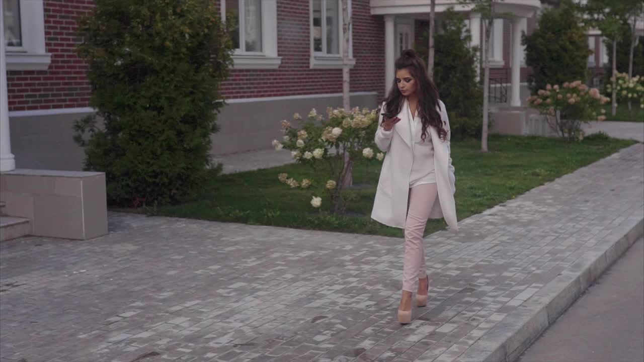 mujer caminando por la calle