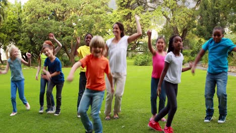 Profesor-Y-Alumnos-Bailando-Juntos