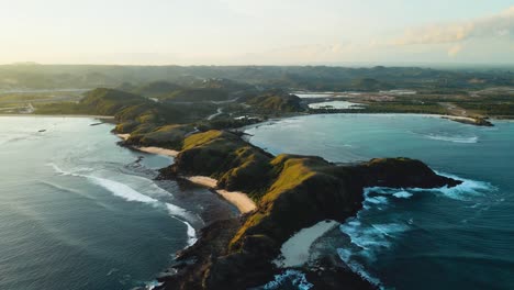 fotografía aérea sobre la isla de lombok con las famosas colinas de bukit merese y playas de arena con olas que se estrellan desde el océano. lombok, indonesia.