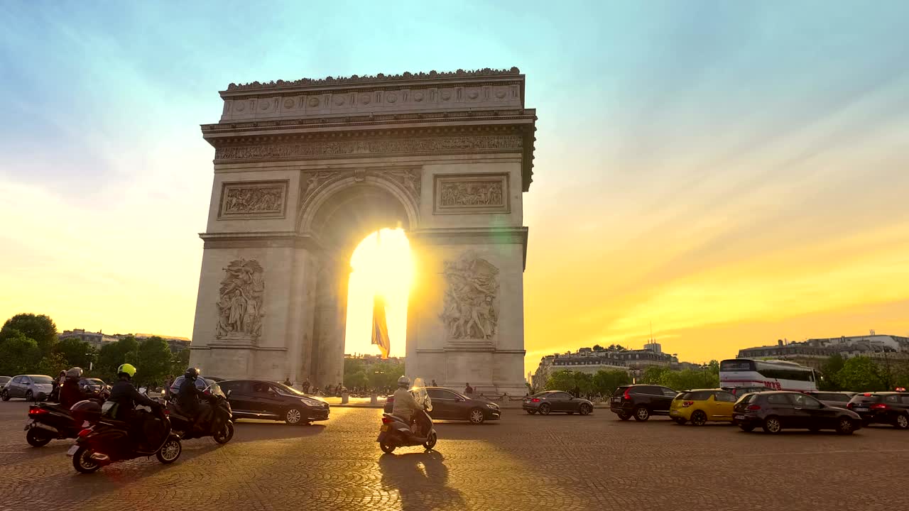puesta de sol en la ciudad de parís con el famoso arco del triunfo círculo de tráfico panorama, steadicam vista cinematográfica