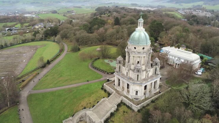 Veduta aerea dell'edificio storico simbolo con cupola in rame Ashton Memorial nella campagna inglese, orbita alta a sinistra