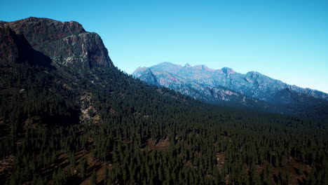 cascade mountain und die umliegenden kanadischen felsberge im sommer