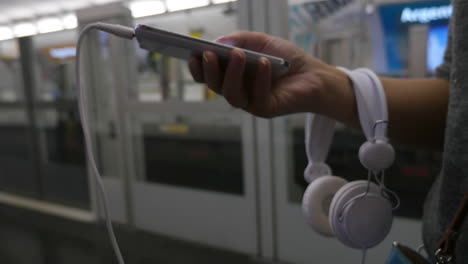mujer usando teléfono móvil en el metro